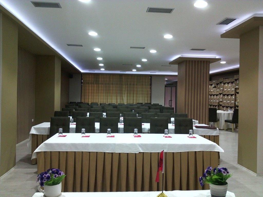 Hotel Pogradeci Bagian luar foto